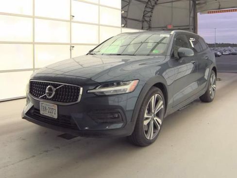 Used 2025 Volvo V60 B5 Cross Country Plus AWD/4WD image 2