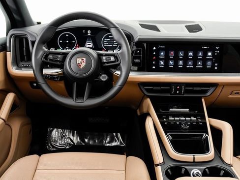 Used 2025 Porsche Cayenne image 18