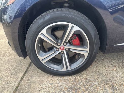 Used 2017 Jaguar F-PACE S image 33