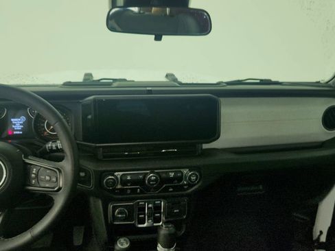 Used 2025 Jeep Wrangler Sport S image 22