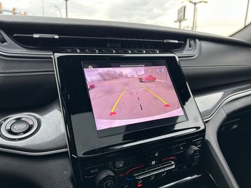 Used 2023 Jeep Grand Cherokee Altitude image 30