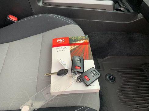 Used 2022 Toyota Tacoma TRD Sport image 9