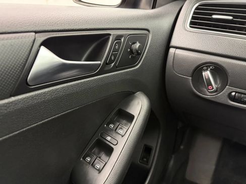 Used 2011 Volkswagen Jetta SE FWD image 13
