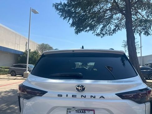 Used 2026 Toyota Sienna XLE FWD image 4