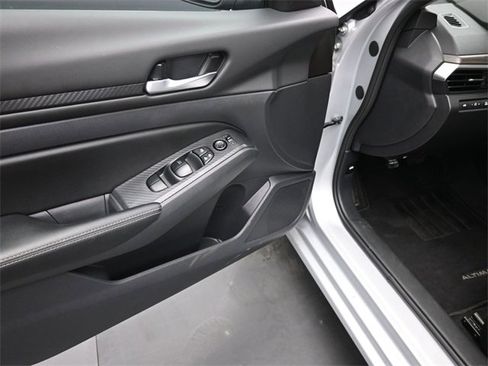 Used 2025 Nissan Altima 2.5 SV image 14