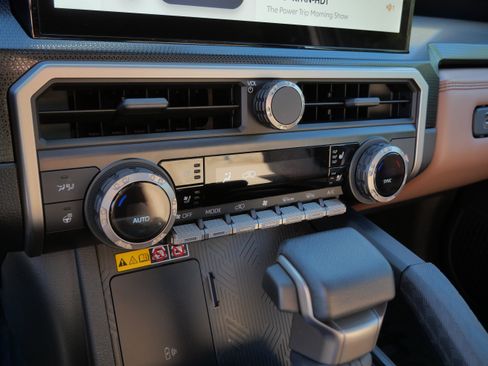 Used 2025 Toyota 4Runner Limited AWD/4WD image 24