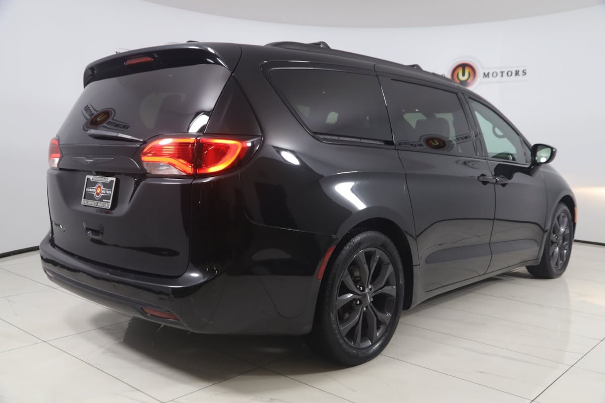 Used 2019 Chrysler Pacifica Touring-L Plus w/ S Appearance Package FWD image 3