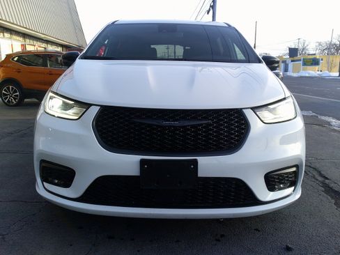 Used 2024 Chrysler Pacifica Select image 9