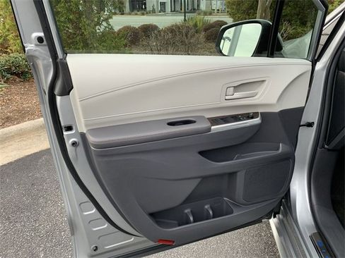 Used 2024 Toyota Sienna LE image 17