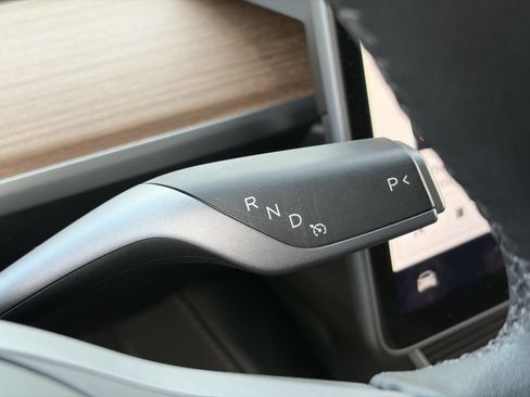 Used 2025 Tesla Model Y Long Range RWD image 31