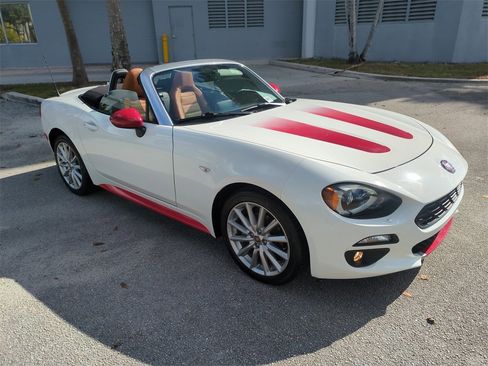 Used 2018 FIAT 124 Spider Lusso w/ Convenience Group image 2
