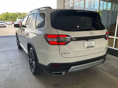 Certified 2025 Honda Pilot Touring image 23