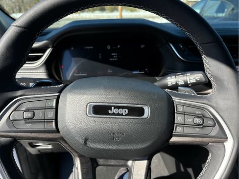 Used 2023 Jeep Grand Cherokee Limited image 13