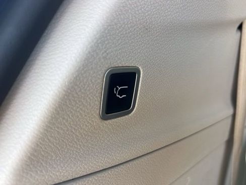 Used 2017 Chrysler Pacifica Touring-L w/ Tire & Wheel Group FWD image 23