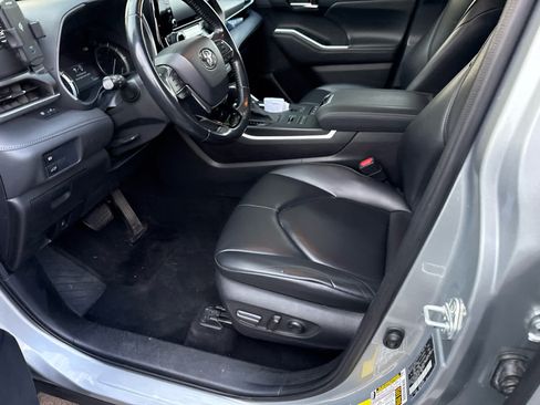 Used 2021 Toyota Highlander XLE AWD/4WD image 9