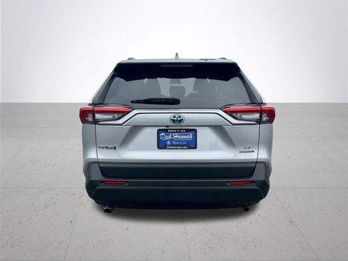 Used 2021 Toyota RAV4 LE image 8