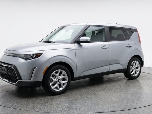 Used 2025 Kia Soul LX w/ LX Technology Package FWD image 3