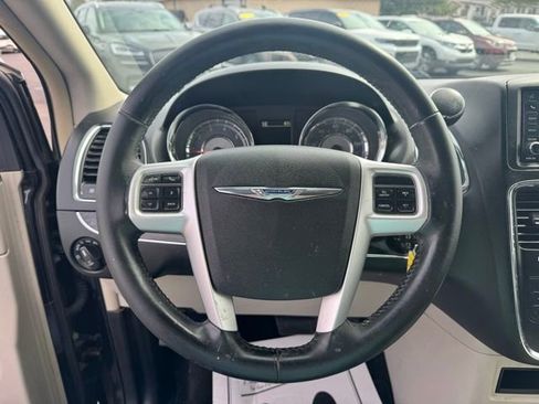 Used 2016 Chrysler Town & Country Touring image 15
