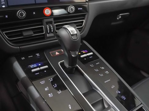 Certified 2026 Porsche Macan S AWD/4WD image 33