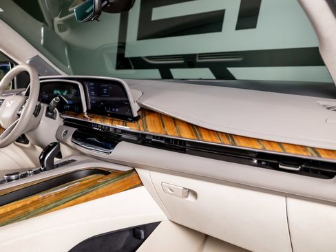 Used 2021 Cadillac Escalade Sport Platinum w/ LPO, ONYX Package image 27