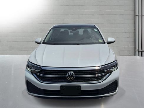 Used 2023 Volkswagen Jetta SE FWD image 2