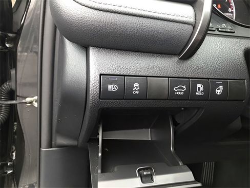 Used 2022 Toyota Camry SE image 18