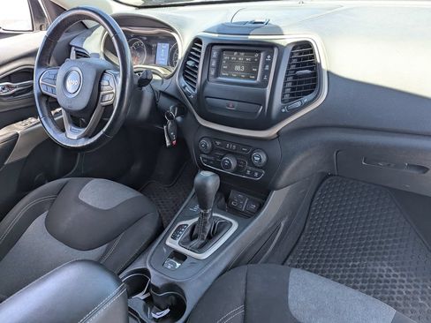 Used 2018 Jeep Cherokee Latitude w/ Cold Weather Group AWD/4WD image 32