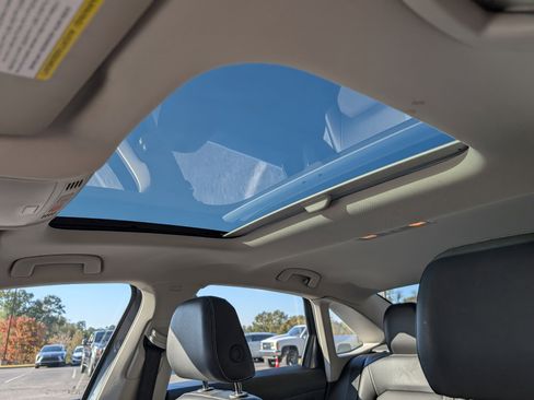 Used 2024 Volkswagen Jetta SE w/ Panoramic Sunroof Package image 15