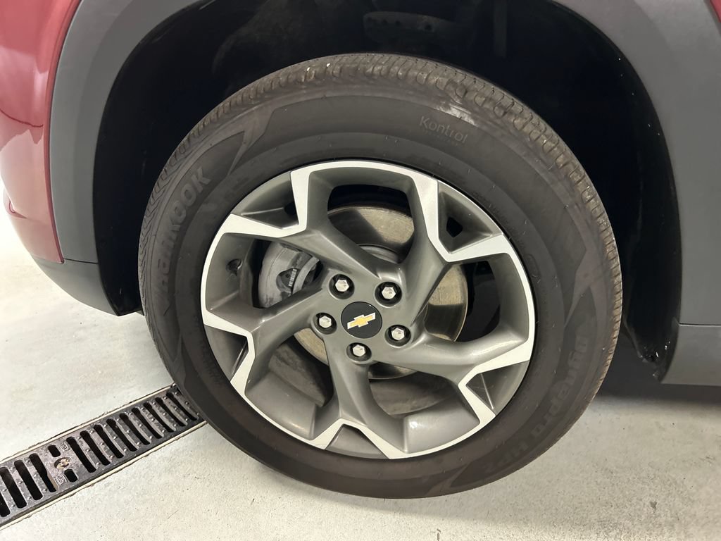 Used 2025 Chevrolet Trax LT w/ LT Convenience Package FWD image 9