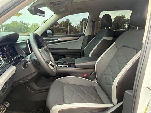 Used 2024 Volkswagen Atlas Peak Edition SE AWD/4WD image 30