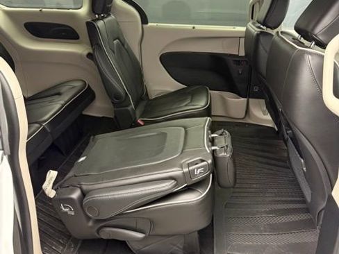 Used 2022 Chrysler Pacifica Limited FWD image 48