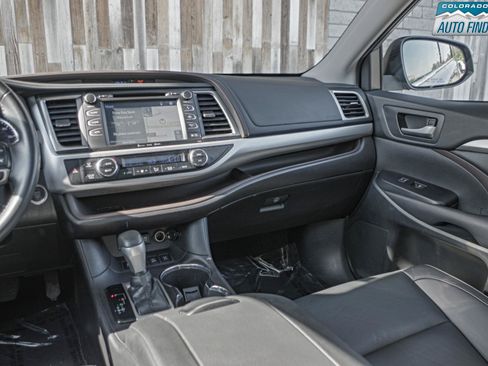 Used 2019 Toyota Highlander XLE AWD/4WD image 17