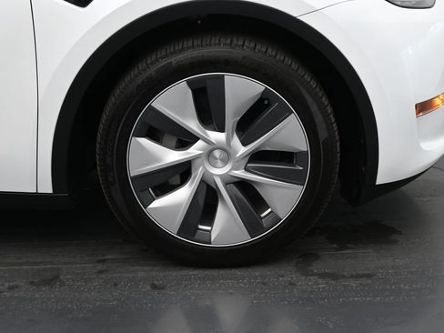 Used 2024 Tesla Model Y Long Range image 19