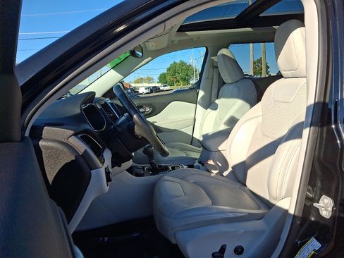 Used 2019 Jeep Cherokee Limited image 13