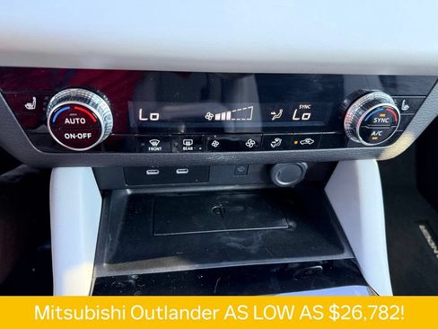 Used 2025 Mitsubishi Outlander SE FWD image 11