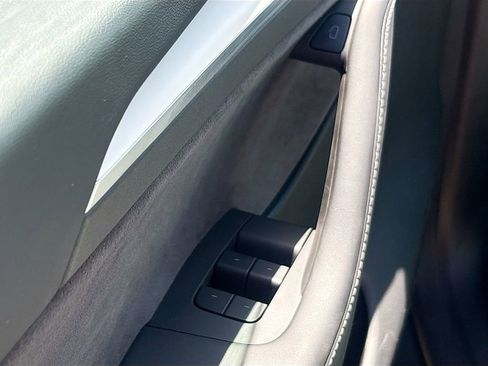 Used 2025 Tesla Model Y Long Range RWD image 18
