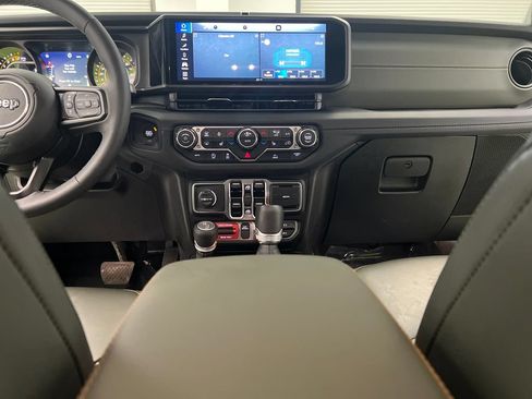 Used 2025 Jeep Gladiator Mojave w/ Convenience Group AWD/4WD image 36