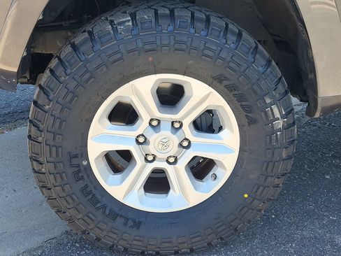 Used 2021 Toyota 4Runner SR5 Premium w/ Moonroof Package AWD/4WD image 24