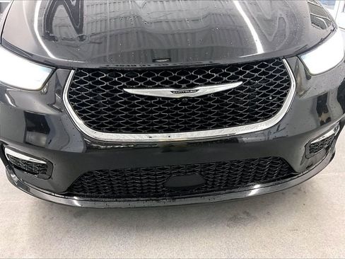 Used 2023 Chrysler Pacifica Limited FWD image 30