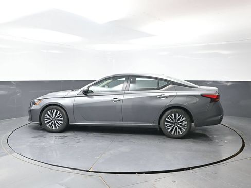 Used 2024 Nissan Altima 2.5 SV FWD image 10