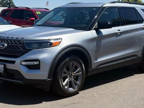 Used 2023 Ford Explorer XLT w/ Equipment Group 202A AWD/4WD image 3