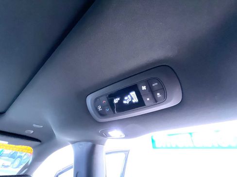 Used 2025 Chrysler Pacifica Limited FWD image 43