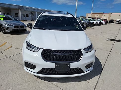 Used 2025 Chrysler Pacifica Limited image 8