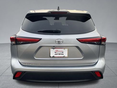 Used 2023 Toyota Highlander LE image 11