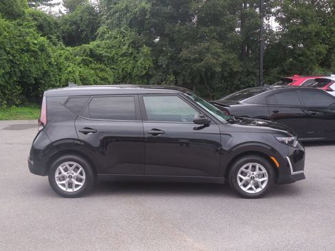 Used 2023 Kia Soul LX w/ LX Technology Package FWD image 4
