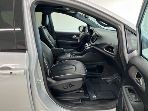 Used 2023 Chrysler Pacifica Limited w/ Uconnect Theater Family Group image 19