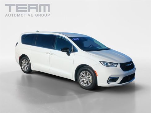 Used 2024 Chrysler Pacifica Touring-L image 1