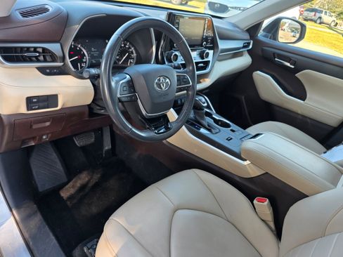Used 2020 Toyota Highlander XLE image 6