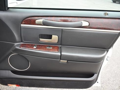 Used 2008 Lincoln Town Car Executive RWD image 42