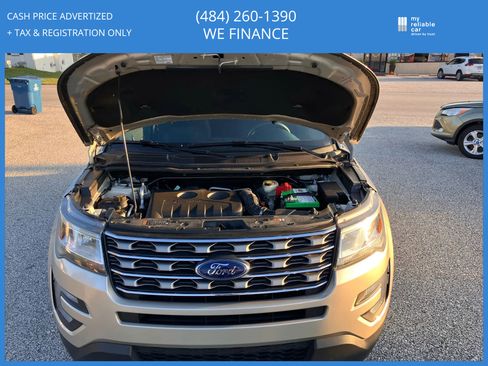 Used 2017 Ford Explorer XLT image 11